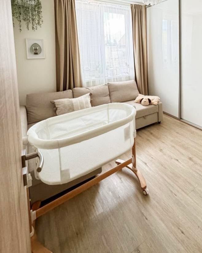 PETITE&MARS postieľka detská polohovateľná s funkciou kolísky GLORY 2V1 Detská postieľka Glory 2v1 s mäkučkým plyšovým...